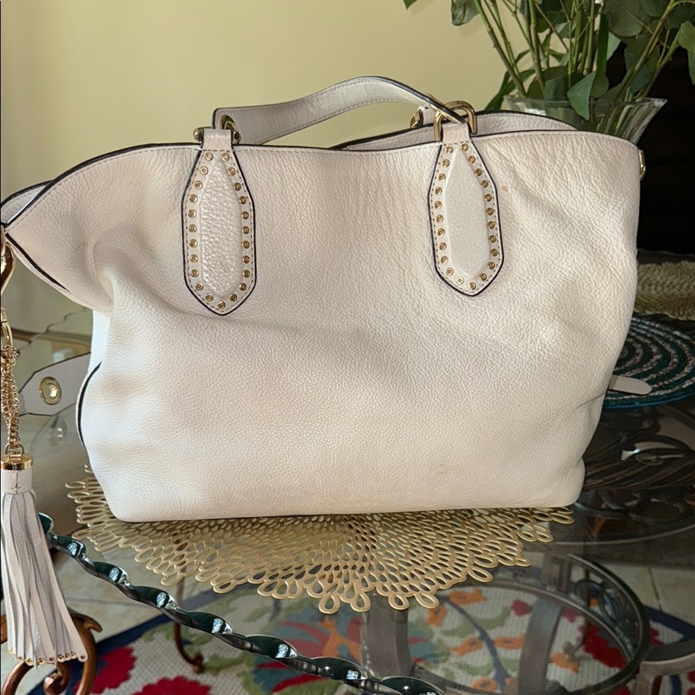 Michael Kors Ivory Shoulder Bag with Elegant Slouchy Design - Picture 2 of 5